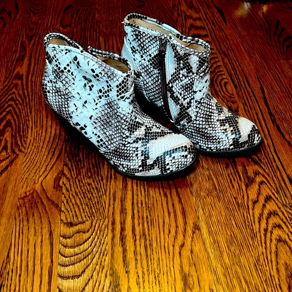 QUPID faux snake skin booties women’s size 6 - Picture 1 of 6